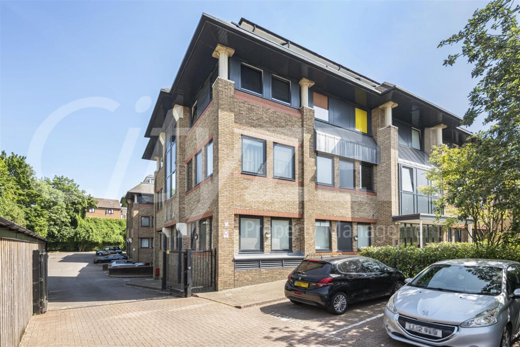 Aldenham Road, Bushey